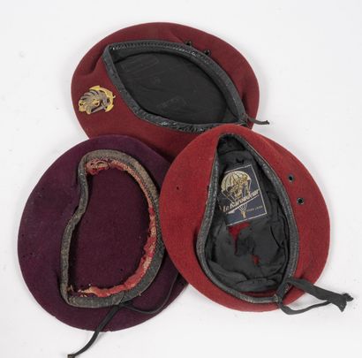 Lot de 3 bérets rouges parachutistes.

-Un...