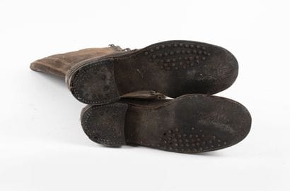 Une paire de bottes lacée du style aviateur...