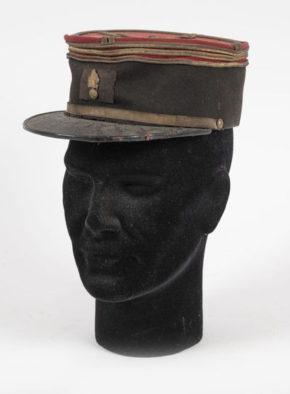 Un képi polo de capitaine d'infanterie.

Accident...