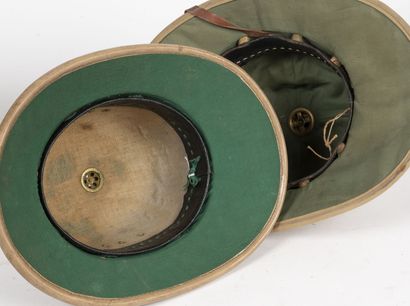 Lot de 2 casques coloniaux en liège recouverts...
