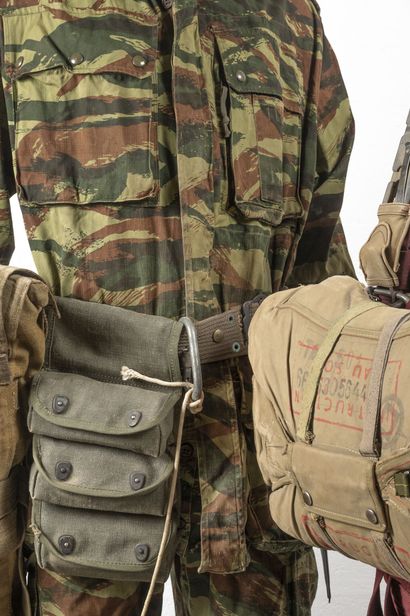 Mannequin de parachutiste en Algérie comprenant...