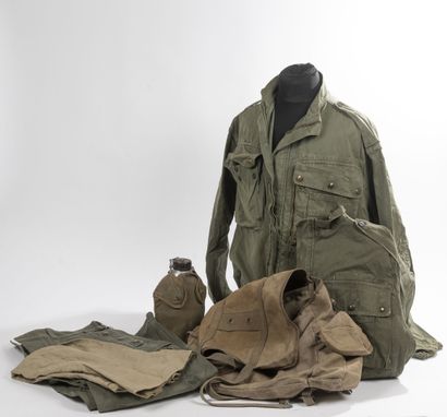 Lot d'uniformes et équipements TAP comprenant...