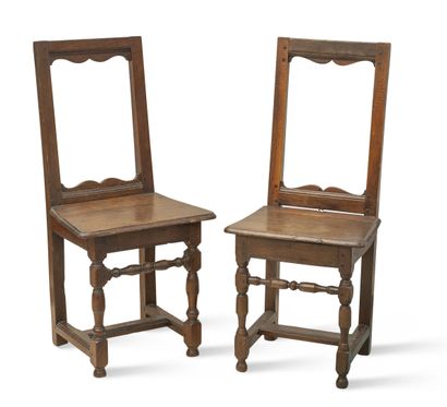 Paire de chaises lorraines en bois teinté...