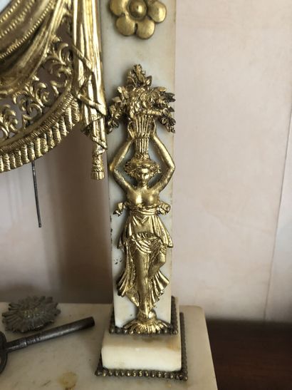 Pendule portique en marbre blanc et ornementation...