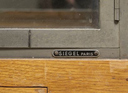 SIEGEL Paris
Vitrine rectangulaire.

En métal...