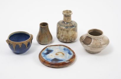 Lot of five small ceramics, :

- A porcelain...