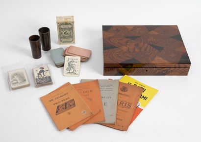 JEUX ANCIENS
- Lacquered wooden token box...