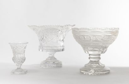 Lot of cut crystal :

- two cups on foot.

23...
