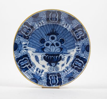 DELFT, Fabrique de KLAUW.
Blue and white...