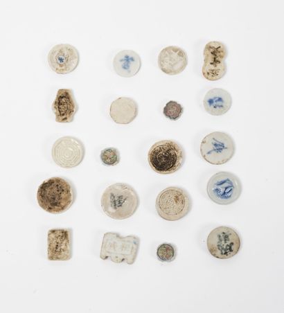 CHINE, XIXÈME SIÈCLE
Porcelain beans or tokens,...