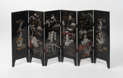 INDOCHINE, XXème siècle 
Small six-leaf lacquered...
