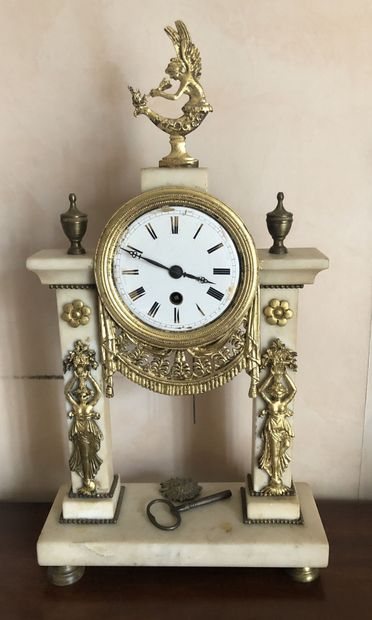 Pendule portique en marbre blanc et ornementation...