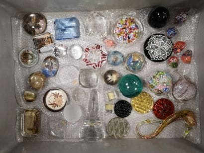 MANNETTE of paperweights and subjects in...