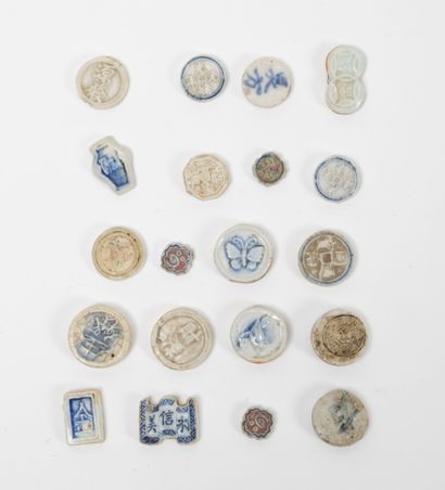 CHINE, XIXÈME SIÈCLE
Porcelain beans or tokens,...
