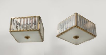Deux plafonniers de forme carrés.

Monture...
