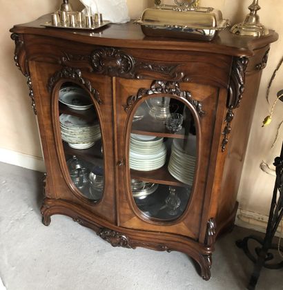 Meuble à hauteur d'appui mouvementé en noyer...