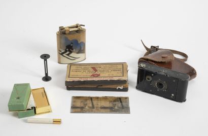 JEUX ANCIENS
- Lacquered wooden token box...