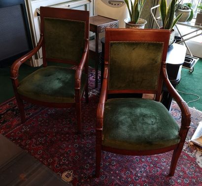 Paire de fauteuils en bois teinté à dossiers...
