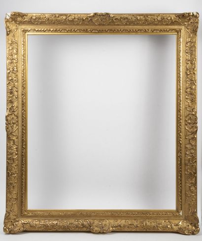 Wood and gilded stucco frame.

Foliage :...
