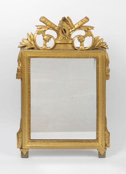 Miroir en bois mouluré et sculpté redoré...