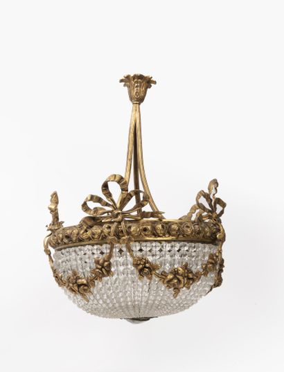 Lustre corbeille en bronze doré et perles...