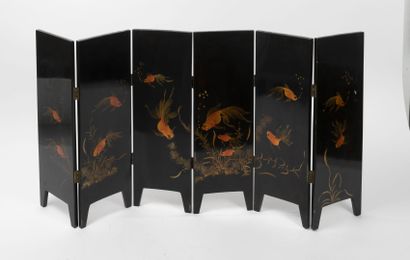 INDOCHINE, XXème siècle 
Small six-leaf lacquered...