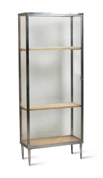 SIEGEL Paris
Vitrine rectangulaire.

En métal...