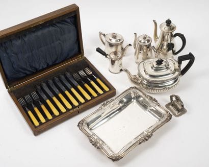 Angleterre
HANDLE

- Six forks and six knives...