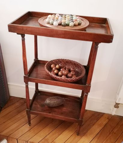 
Petite table d'appoint en noyer à trois...