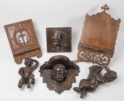 Wooden lot including :

- a small carved...