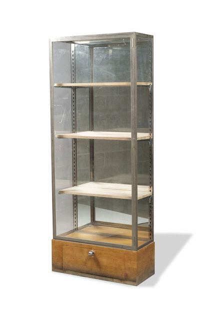 SIEGEL Paris
Vitrine rectangulaire.

En métal...
