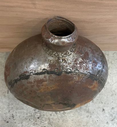 
Large flask with circular body in iron sheet.




Ringed...