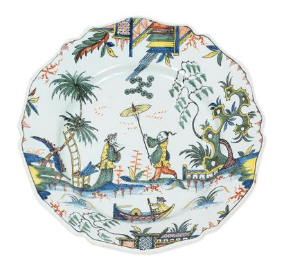 ROUEN
Plate with contoured edge in earthenware.
Polychrome...