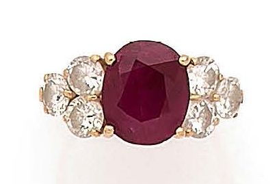 Bague en or jaune (750) centrée d'un rubis...