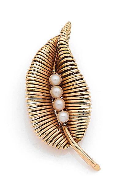 MAUBOUSSIN Paris
Leaf brooch made of yellow...