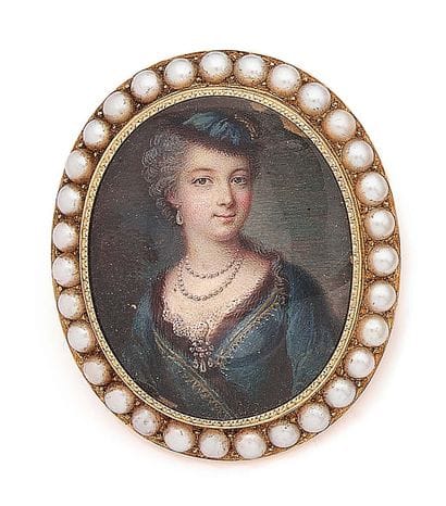 Large oval brooch mounted in yellow gold...