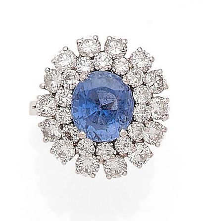 Beautiful white gold (750) daisy ring centered...