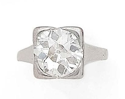 Bague en or gris (750) et platine (850) centrée...