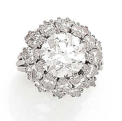 Belle bague en platine (850) centrée d'un...