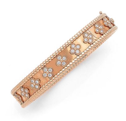 VAN CLEEF & ARPELS
Perlée Trèfles
Beautiful...