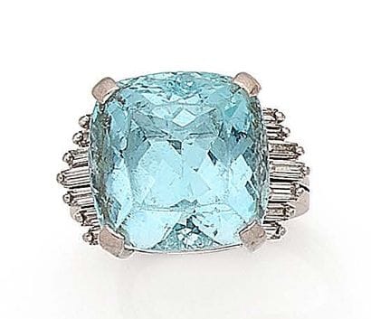 Bague en or gris (750) centrée d'une aigue-marine...