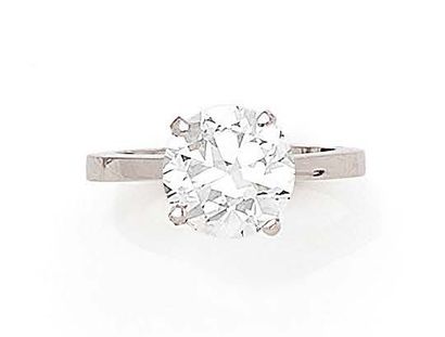 Solitaire ring in white gold (750) set with...