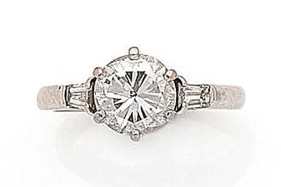 Bague solitaire en or gris (750) centrée...