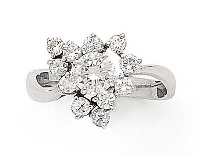 Bague bouquet en or gris (750) centrée d'un...