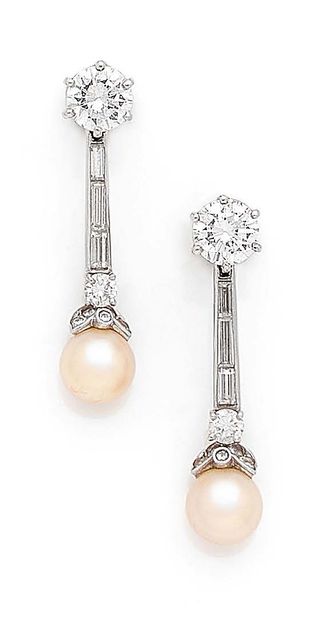 Belle paire de pendants d'oreille en or gris...