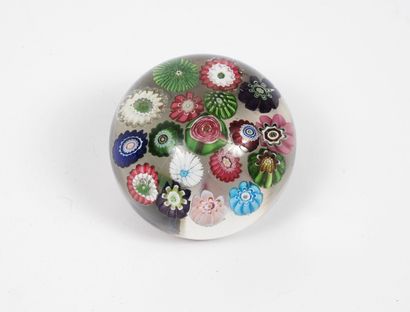 CLICHY
A paperweight ball in colorless crystal...