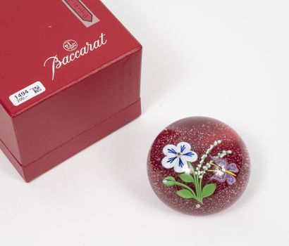 BACCARAT
Paperweight.

In crystal with decoration...