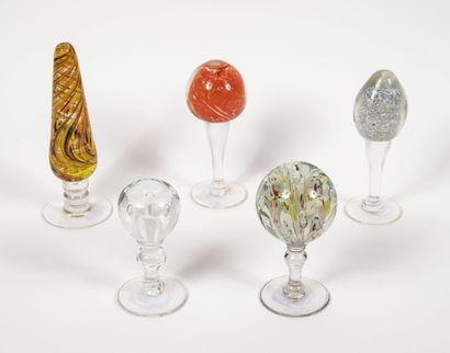 Four wig holders with spherical heads, ovoid,...