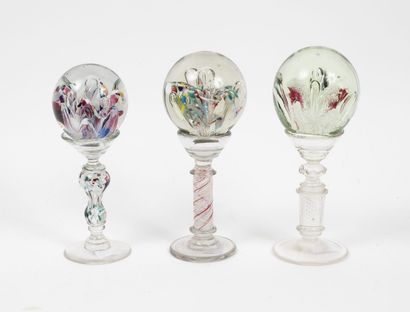Belgique (?)
Three paperweight balls on foot,...
