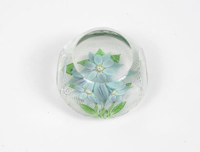 SAINT LOUIS
A colorless crystal paperweight...